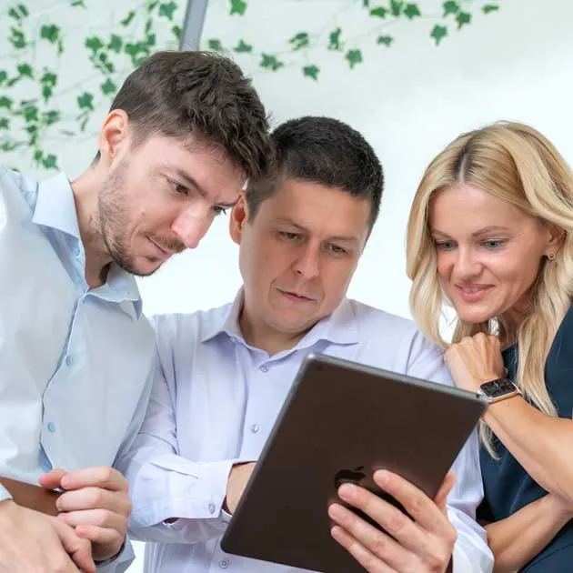 Zavisi founders Luka Prišunjak, Sandra Nešić and Bojan Popić gathered around a tablet